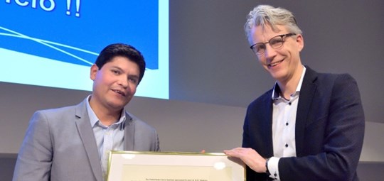 Fabricio Loayza-Puch at the prize ceremony with René Medema, director of the Netherlands Cancer Insitute