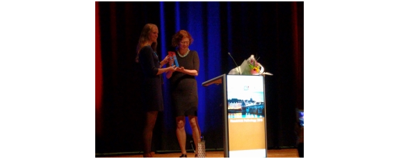 Lindy Visser receives PALGA award for research on DCIS