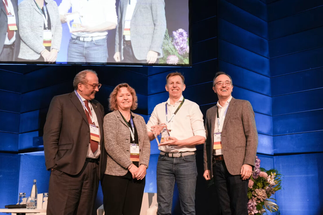 ESMO Award Ton